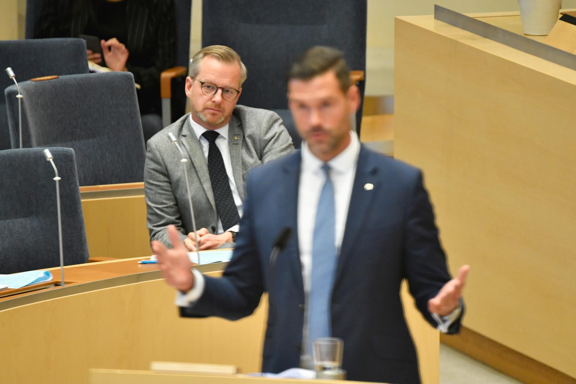 Inrikesminister Mikael Damberg (S) och Johan Forssell (M) under riksdagsdebatten om gängkriminalitet.