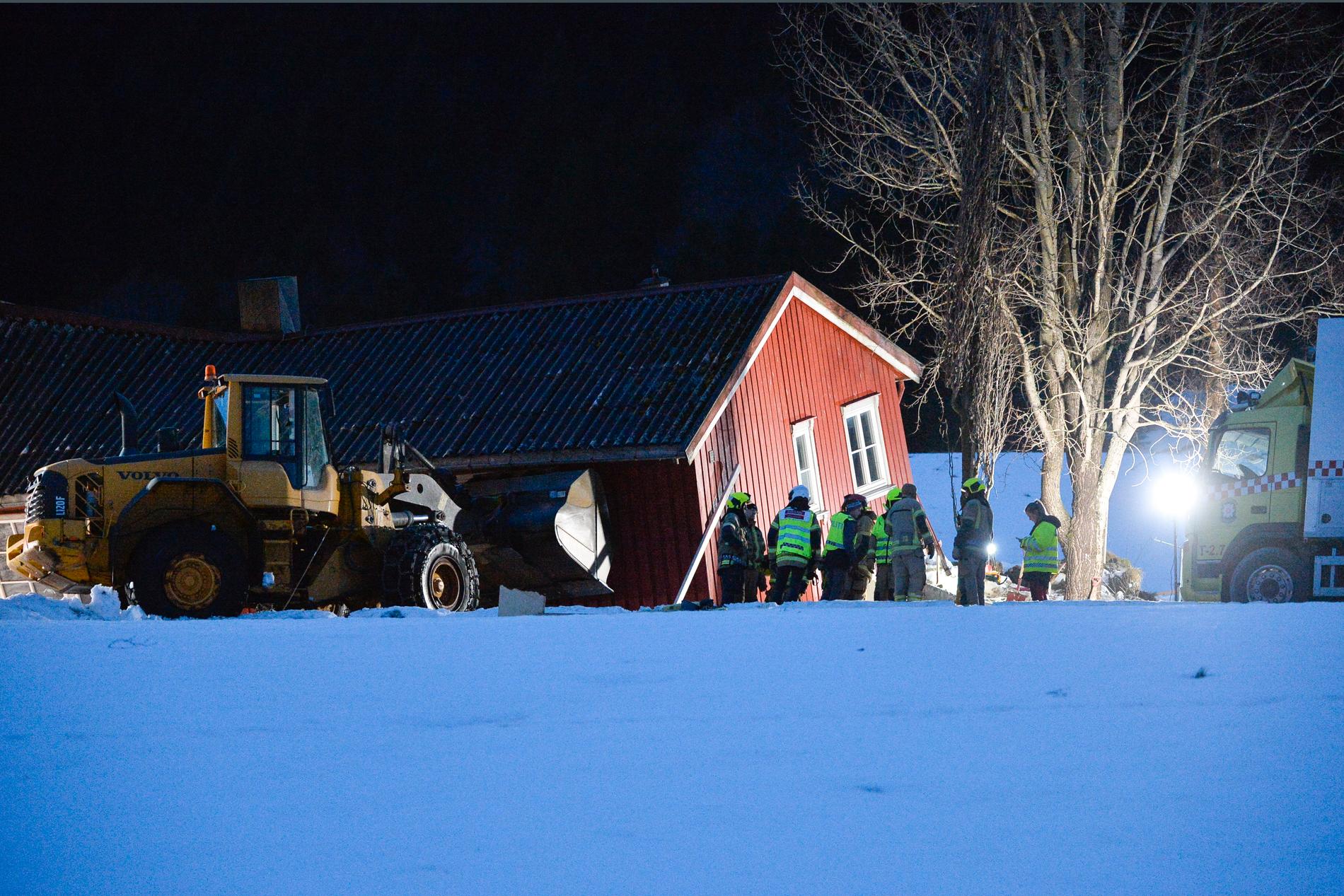 En person omkom när ett jordskred rammat ett bostadshus i Orkdal i Trøndelag i Norge.