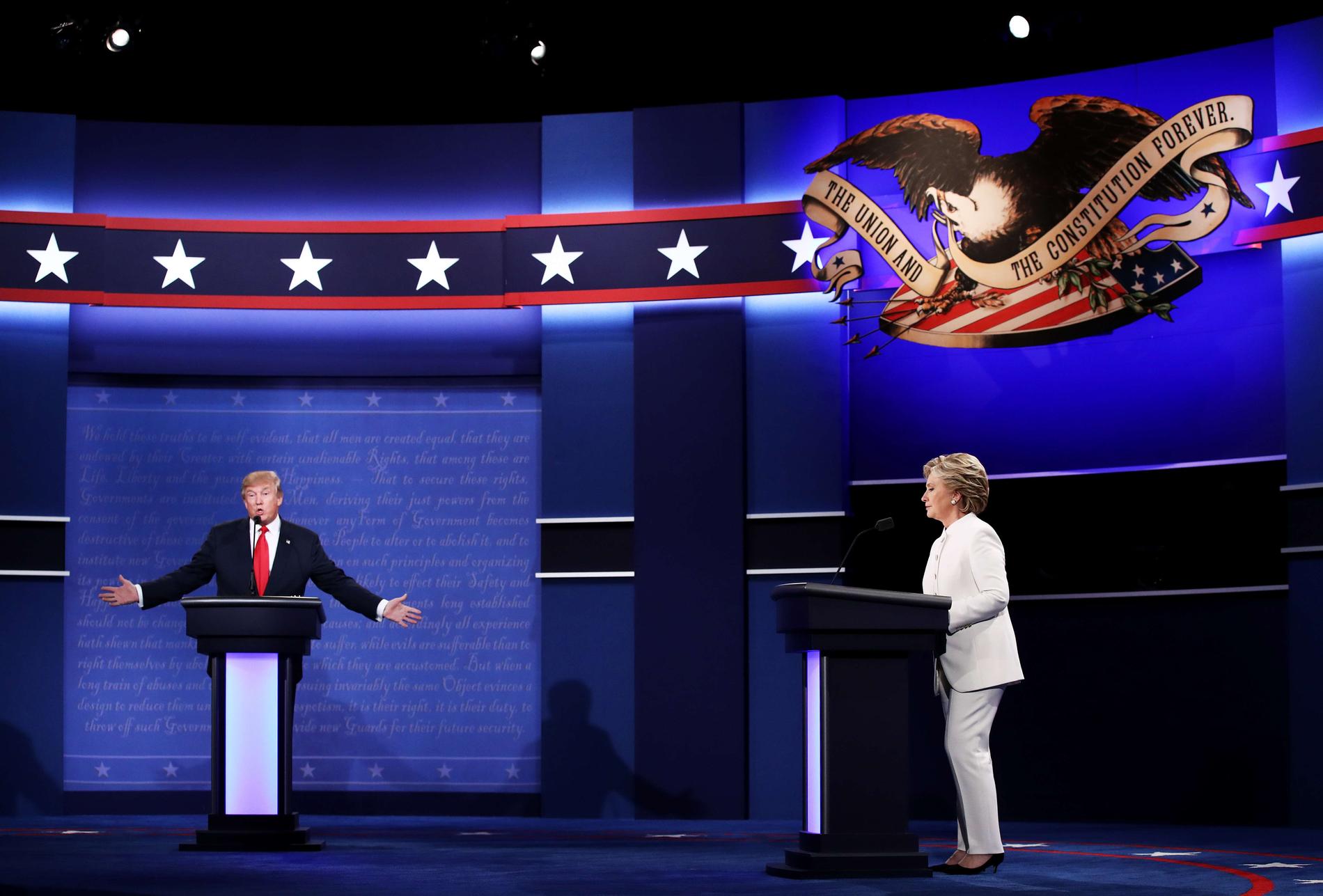 ORDKRIG Donald Trump och Hillary Clinton drabbade samman i tre direktsända och infekterade tv-debatter. Här är den sista, då de två presidentkanditaterna inte ens skakade hand med varandra.