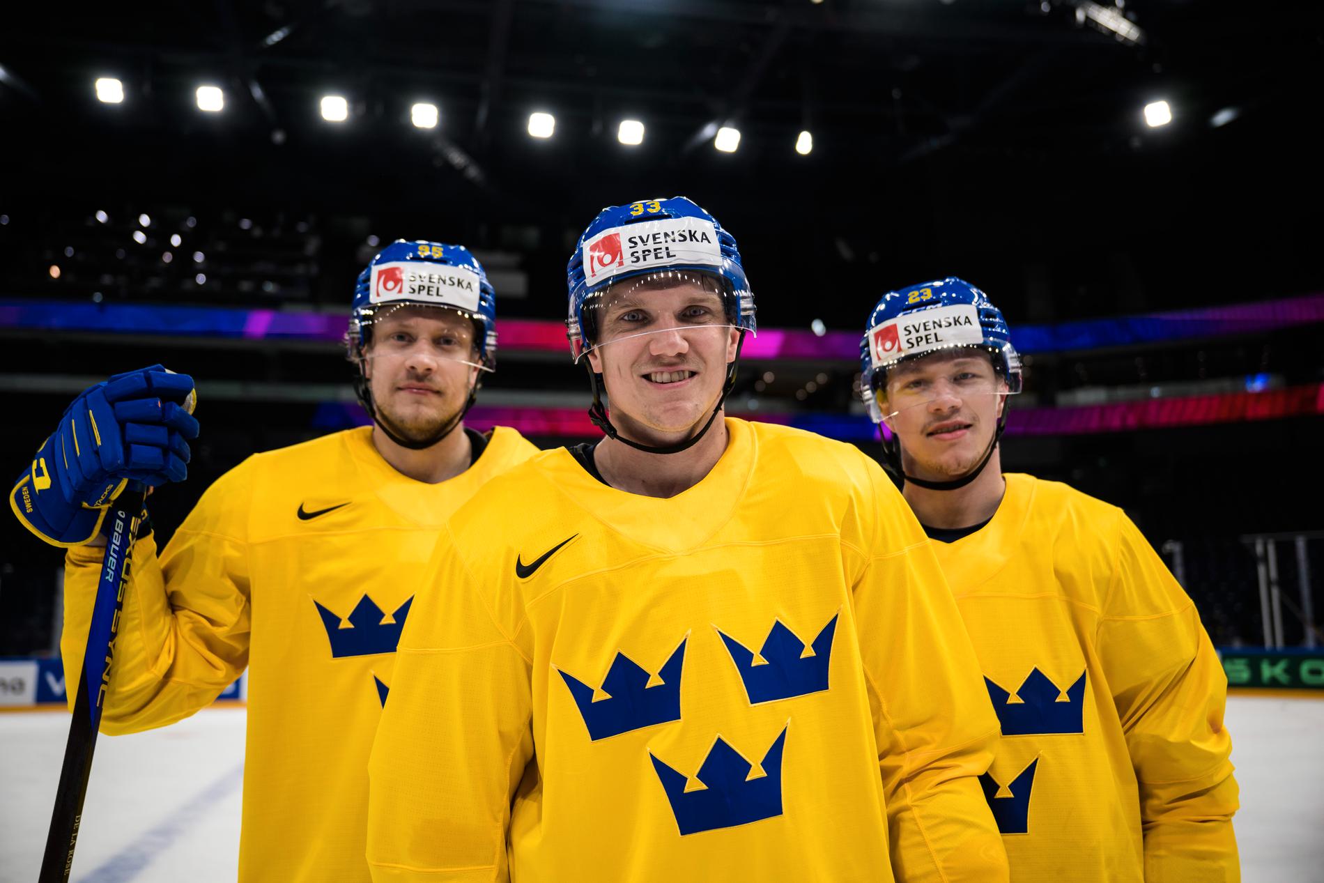 Jakob Silfvergberg (mitten) blir Sveriges lagkapten i hockey-VM. Jacob de la Rose och Lucas Raymond blir assisterande kaptener