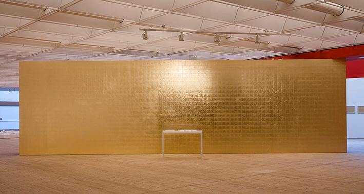 Gyllene konststycke Runo Lagomarsino: Stulet ljus (Abstrakt i guld), 2013, bladguld på vägg och en vitrin med lampor stulna från Etnografiska museet i Berlin.