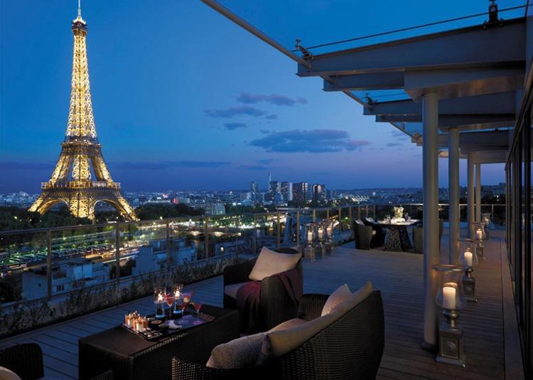 Femstjärniga hotellet Shangri-La ligger nära Eiffeltornet.