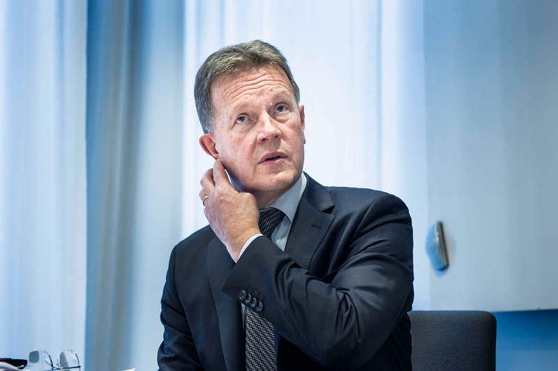 Fallskärm. Skogskoncernen SCA:s vd och koncernchef Jan Johansson avgår efter flera avslöjanden att chefers fruar, barn och hundar flugit i bolagets jetplan. Han får en fallskärm på 22 miljoner.