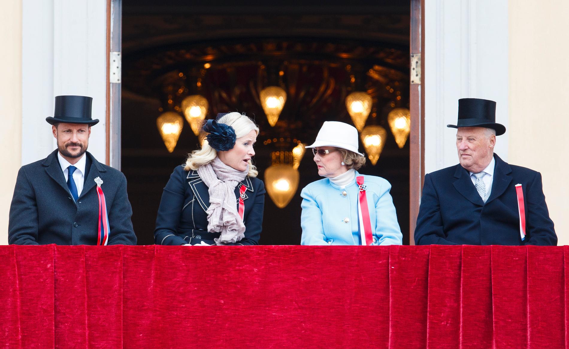 Kung Harald, drottning Sonja, kronprinsessan Mette-Marit och kronprins Haakon på slottet.