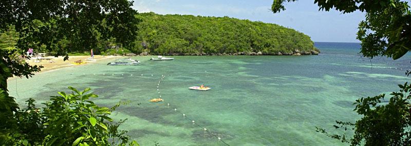 Att ta ett karibiskt dopp i en vacker havsvik är bara ett av alla skäl att besöka Jamaica.