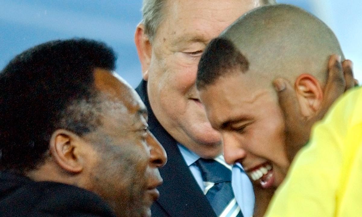 Tre tunga fotbollsprofiler på samma bild. Pelé kramar om Ronaldo. I bakgrunden Lennart Johansson.