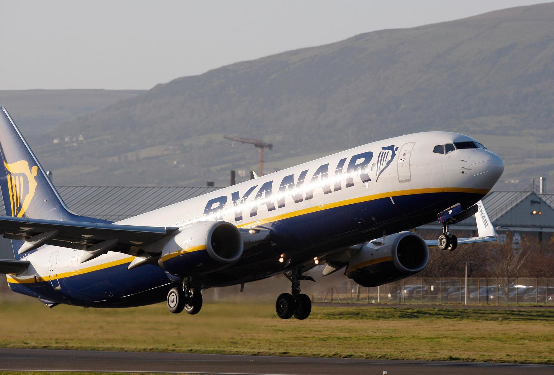 Ryanair vill börja visa porr på sina flygningar.