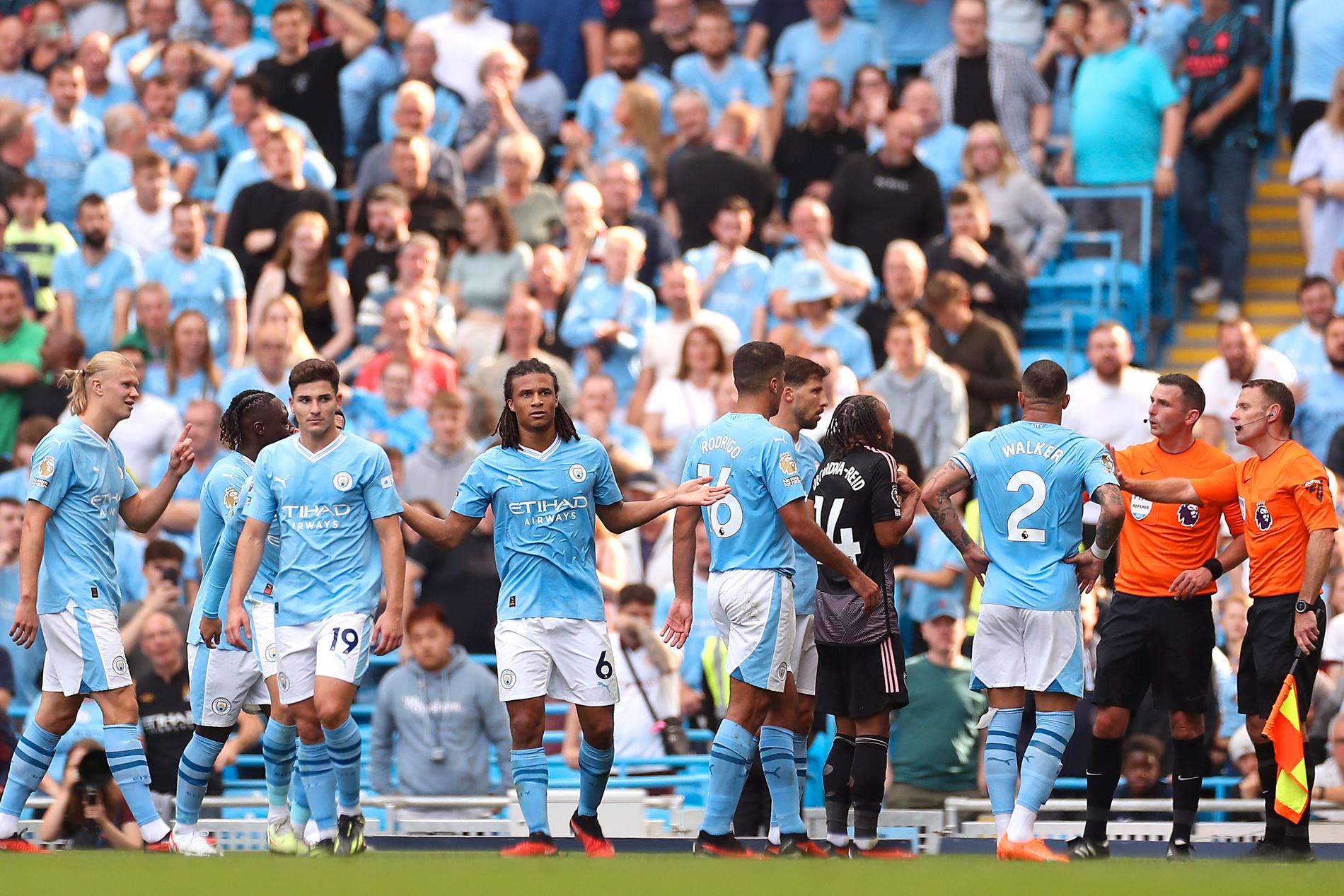 Nathan Aké (6) under matchen mellan Manchester City och Fulham.