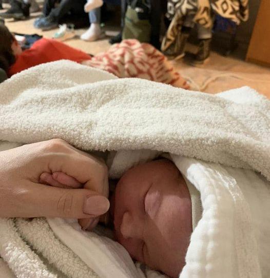 Mamman fick ta sin nyfödda dotter direkt till ett skyddsrum.