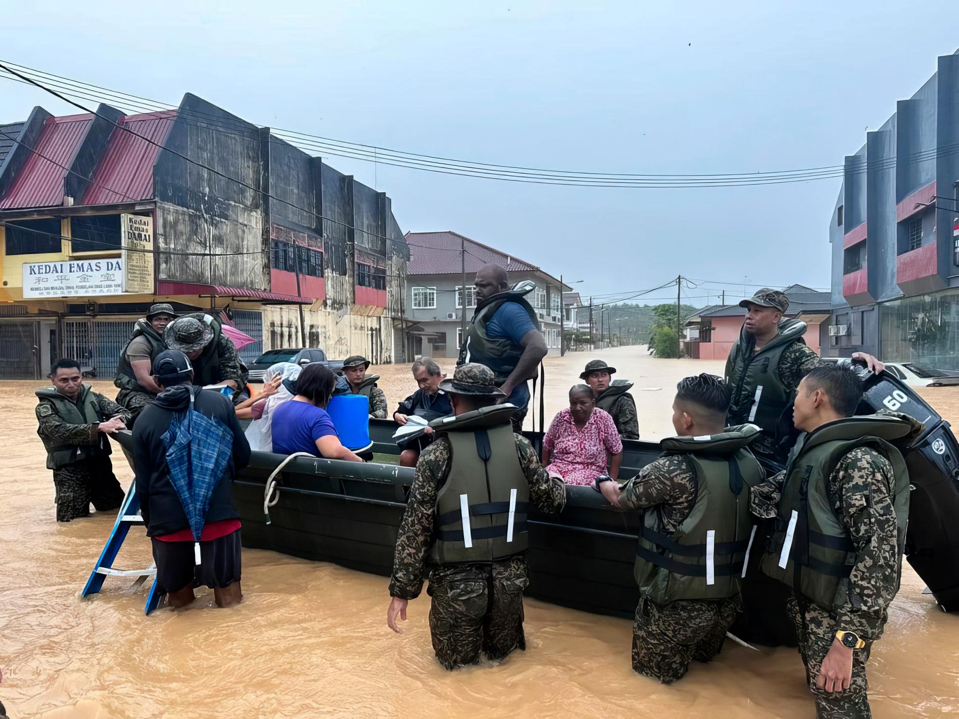 Tiotusentals evakueras efter skyfall i Malaysia