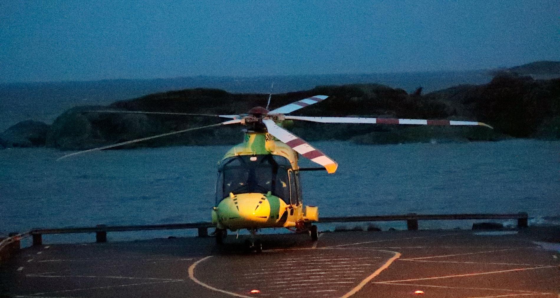Räddningstjänstens helikopter på plats vid Kovikshamn.