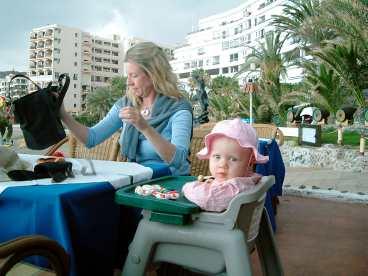 Ett spädbarn byter inte vanor bara för att man kommer tilll Gran Canaria, kunde Resas reporter Ulrika Stenroth konstatera. Tidiga middagar är vad som gäller - för både Elvira och hennes föräldrar.
