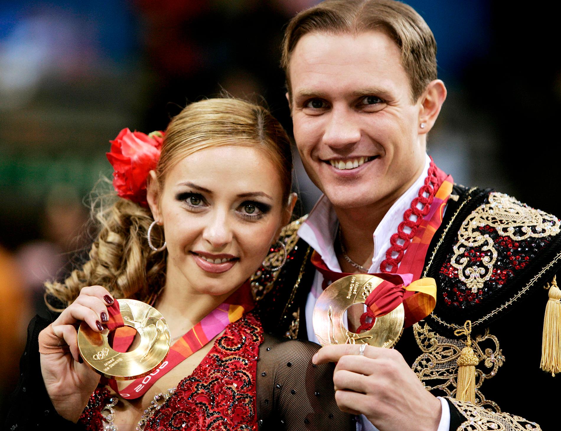 Tatjana Navka och Roman Kostomarov med sina OS-guldmedaljer år 2006.