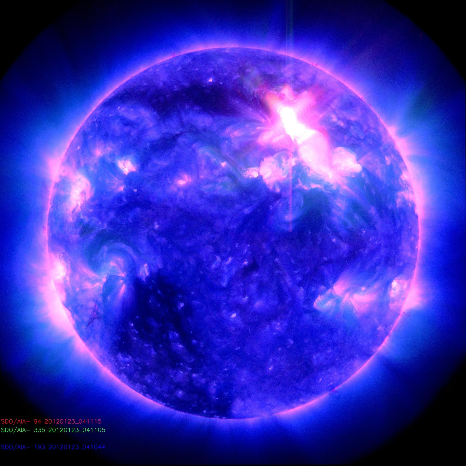 Solstormar inträffar när två motsatt riktade magnetfält förs samman.