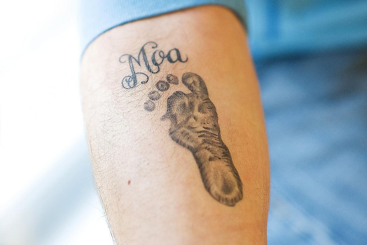 Markoolio har tatuerat dottern Moas fotavtryck på armen.
