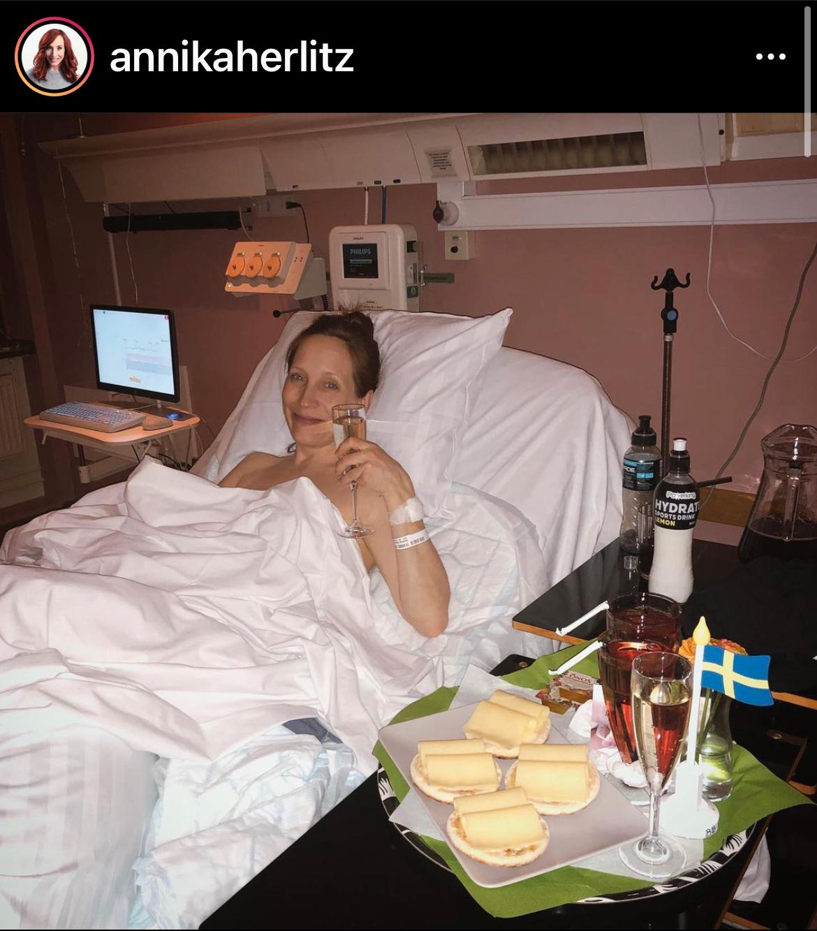 Annika Herlitz på sjukhuset. Aftonbladet har fått tillstånd att publicera bilden från Instagram.