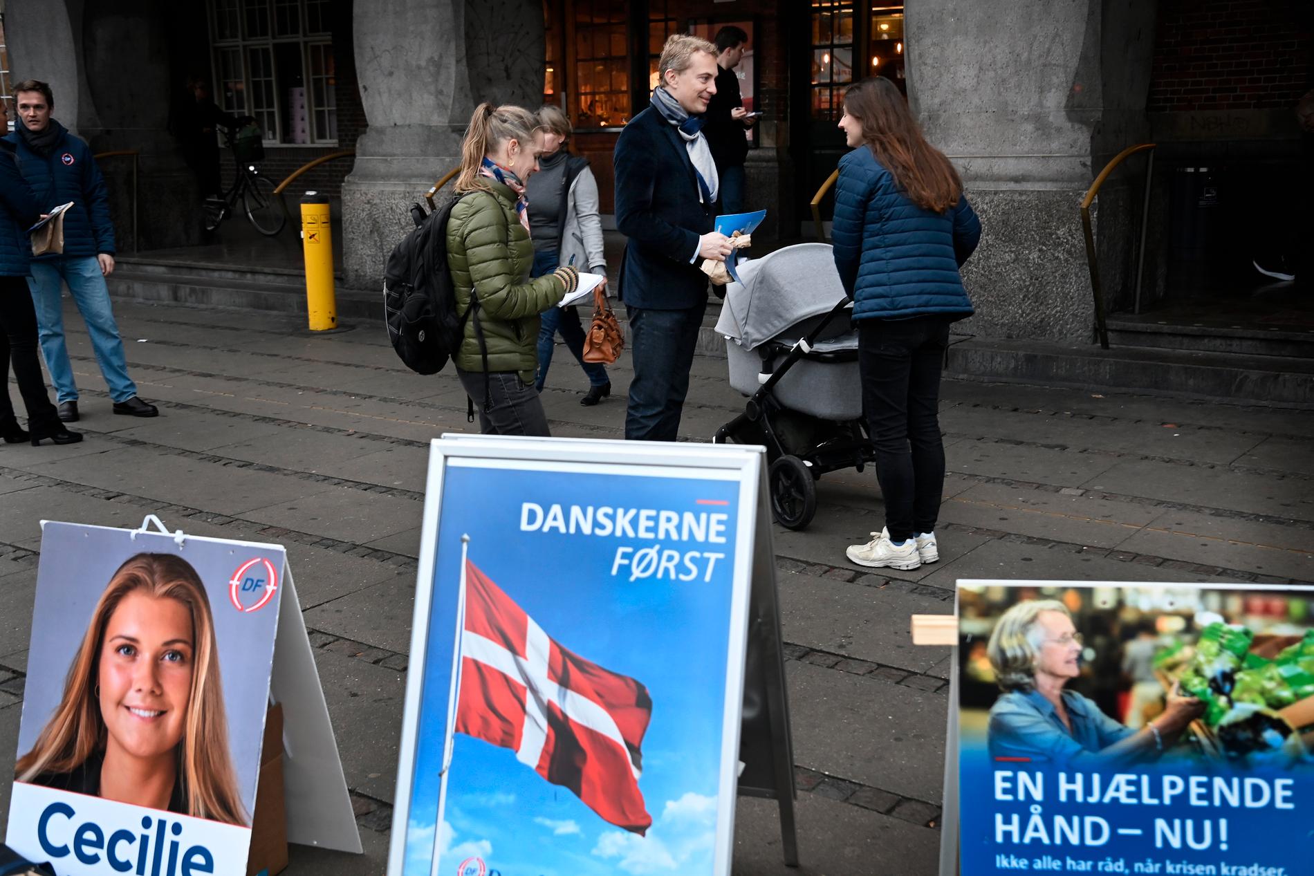 Det enda som påminner om det "gamla" Dansk folkeparti är ett plakat bredvid med texten "Danmark först".