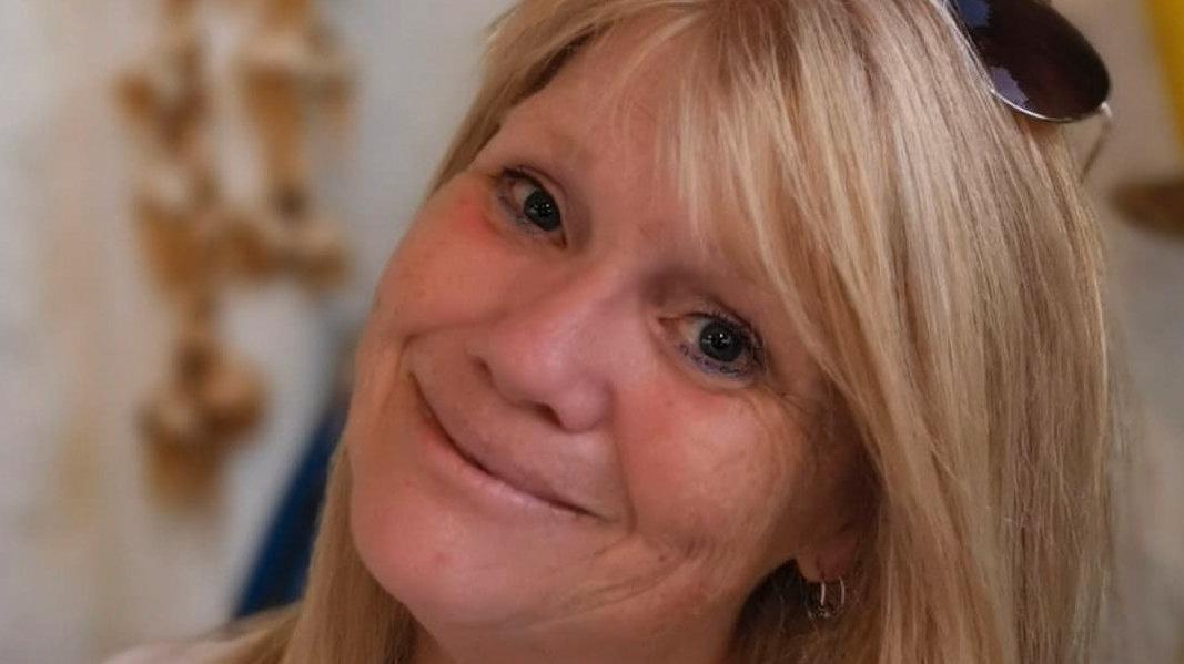 Karin Lorentsson, undersköterska i Skövde, önskar att fler engagerar sig i vården på andra sätt än att applådera ut i tomma intet på kvällarna.
