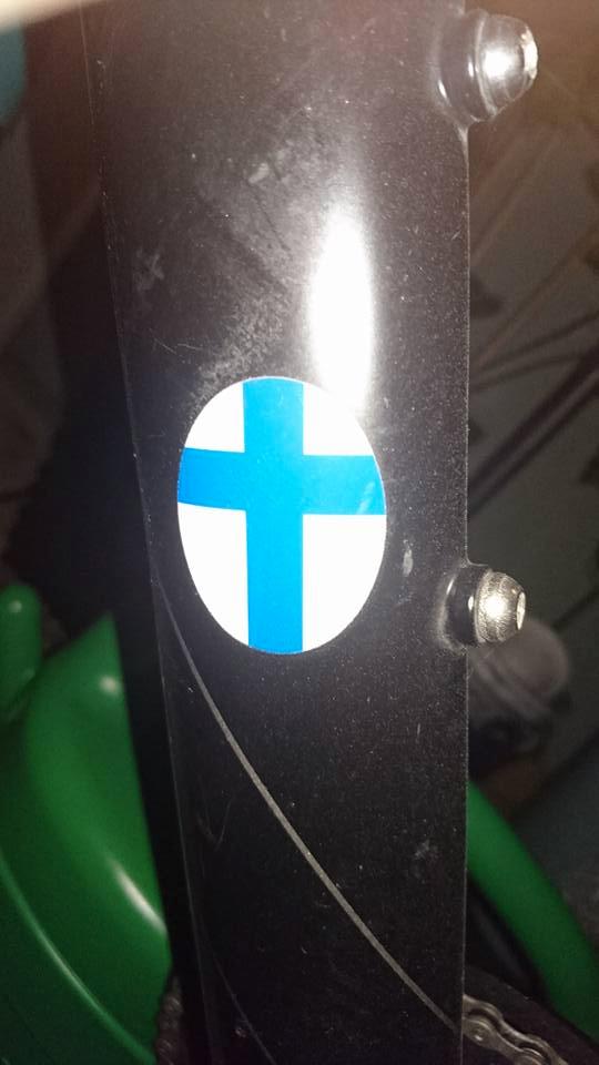 Han hittade cykeln igen utanför sin port där någon låst fast den med ett nytt lås. Han kände igen cykeln i och med klistermärkena.