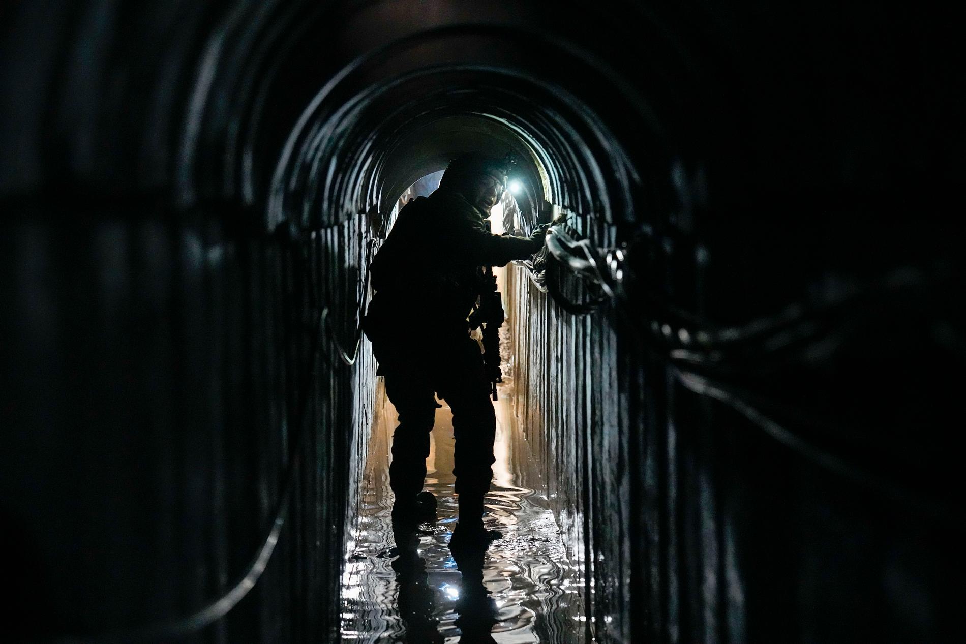 En soldat i en av tunnlarna, som uppges ha använts av Hamas. 