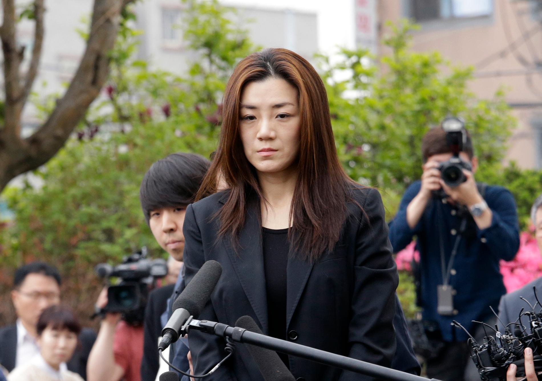 Cho Hyun-Min, dotter till Korean Airs vd Cho Yang-Ho, anländer till en polisstation i Seoul i tisdags.