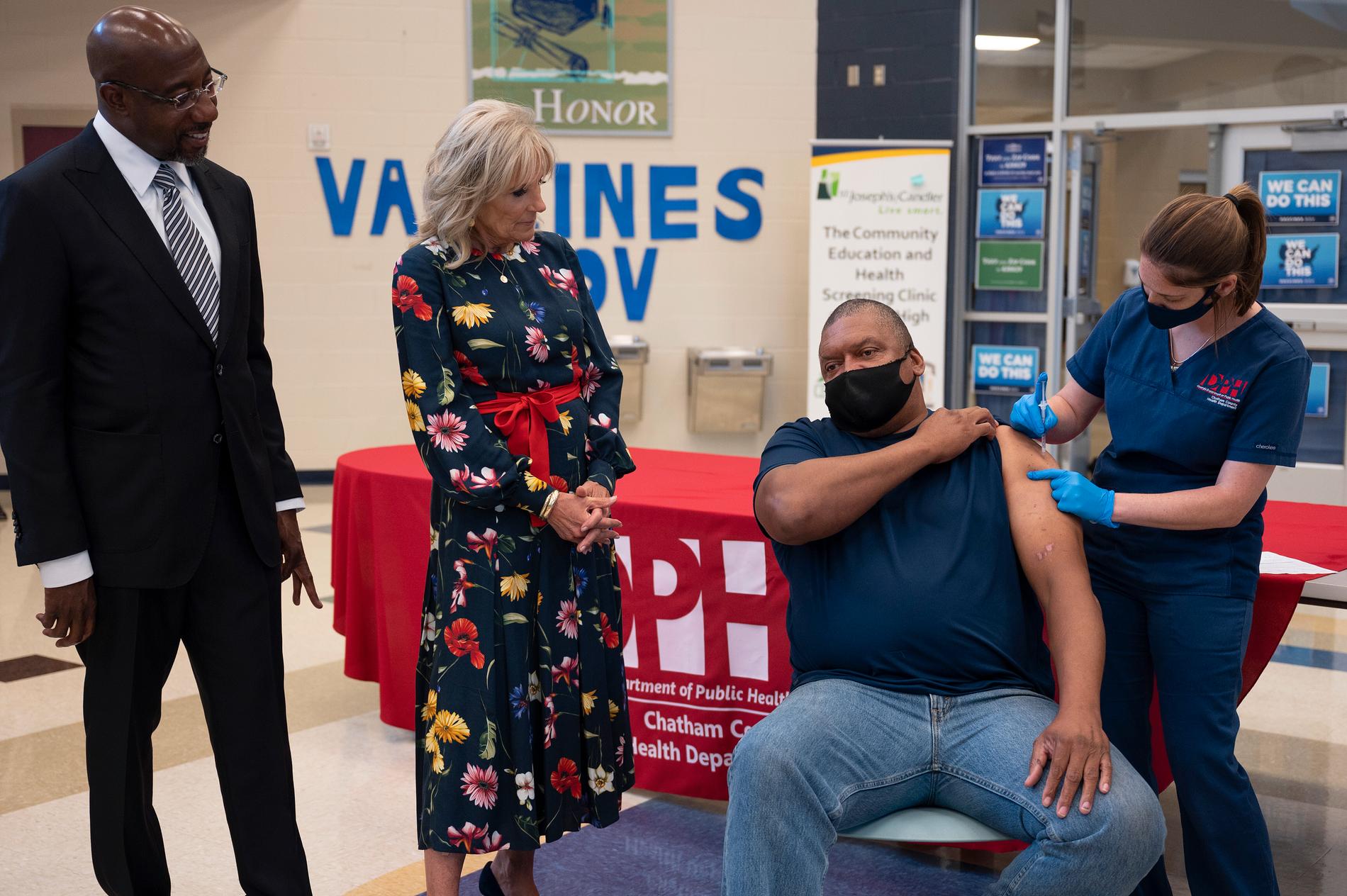 Presidentfrun Jill Biden och senator Raphael Warnock besöker en vaccinationsmottagning i Savannah, Georgia, den 8 juli. Vaccinskepsis är ett utbrett problem i USA:s söder.