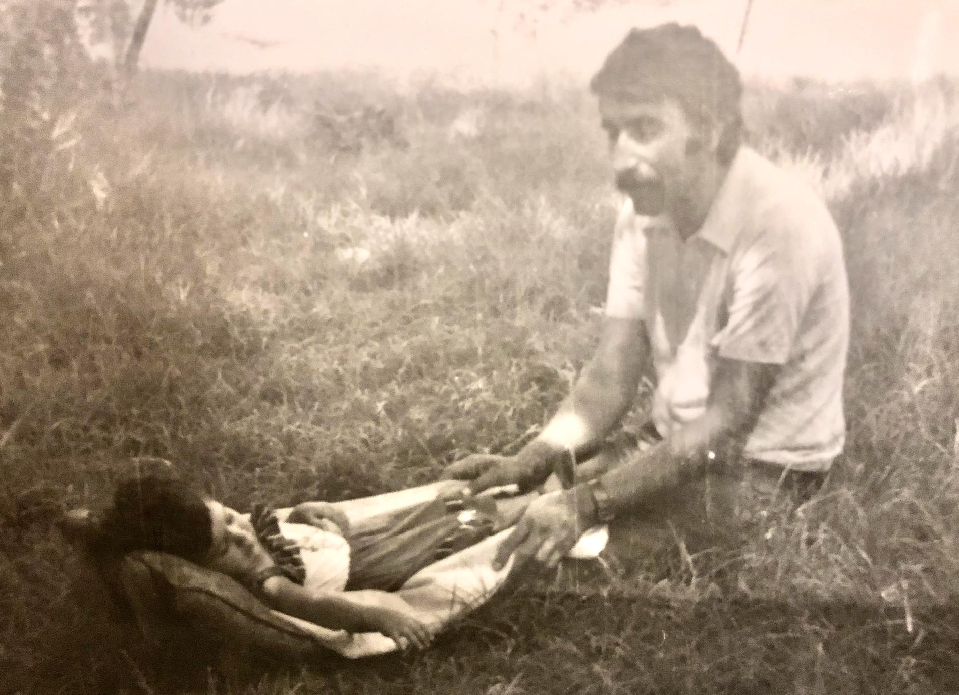 Dottern Gulan Sprango: ”Bilden är frå när han gungade mig till sömns under hans lunch på jobbet när vi brukade hälsa på honom innan vi var tvungna att fly landet”.
