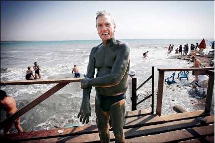 Vilket renande bad - även om det inte ser så ut" Loris Forinro från Italien är 66 år och har längtat efter det välgörande badet i Döda havet. Lerinpackningen påstås bota många krämpor.