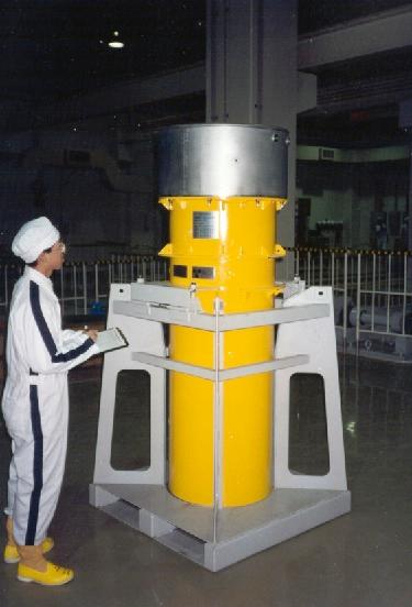 En tekniker inspekterar en behållade som används för att frakta plutonium från Japan till Europa. Bilden är tagen 1992.