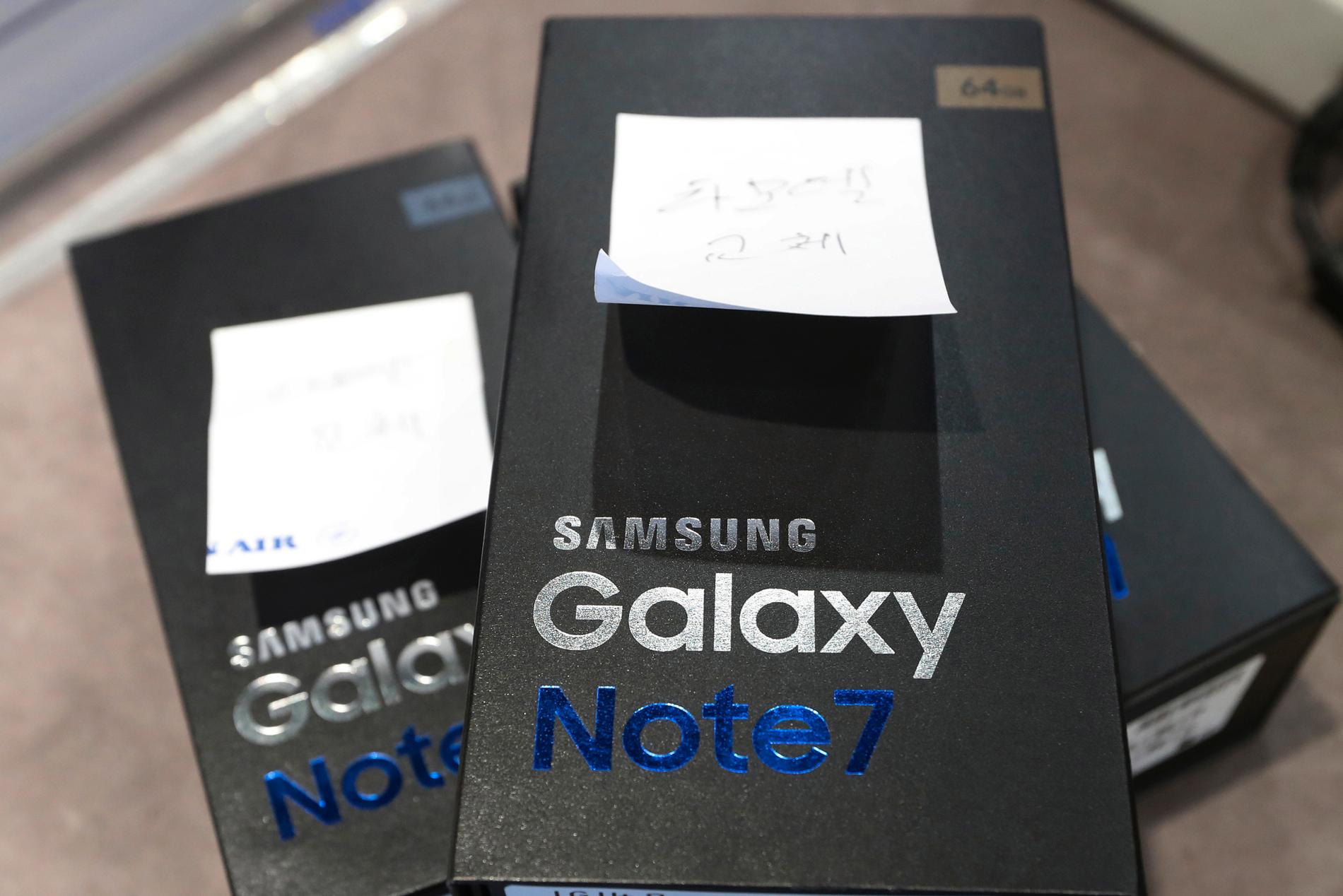 Återlämnade exemplar av Samsungs Note 7 i en affär i Seoul i oktober förra året. Nu gör telefonen en begränsad comeback.