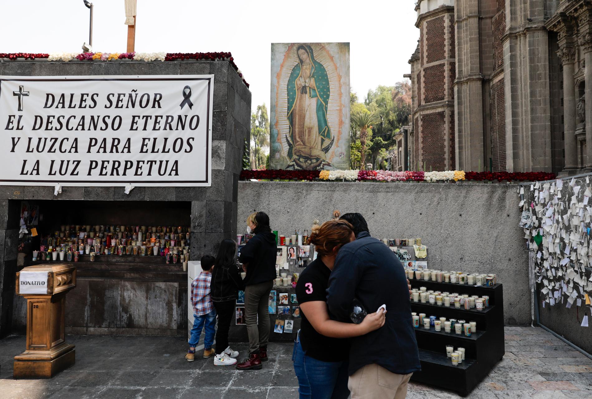 Ett par sörjer vid en minnesplats för covid-19-offer i Mexico City. Arkivbild.