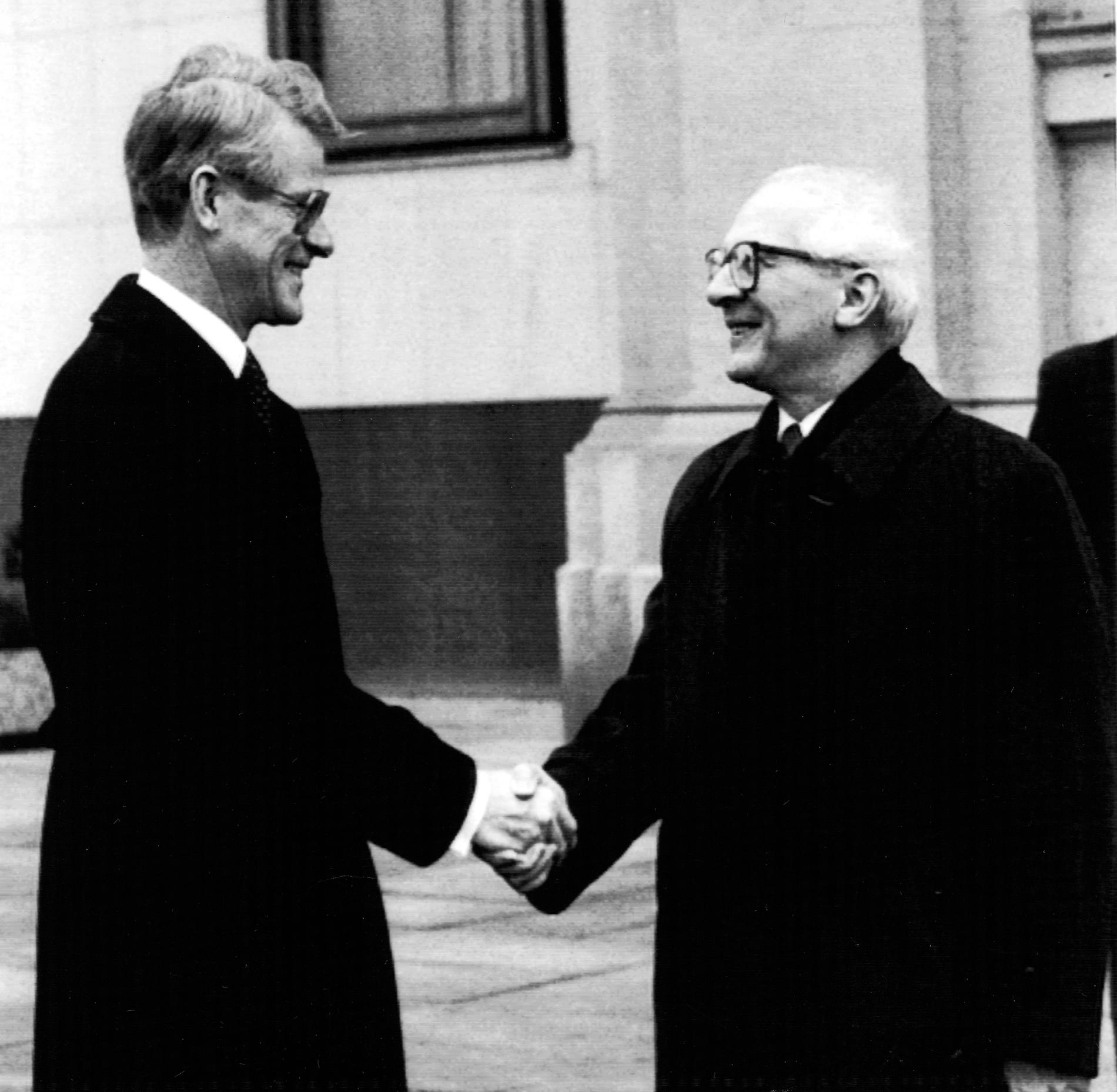 Sveriges dåvarande statsminister Ingvar Carlsson (S) skakar hand med DDR-ledaren Erich Honecker under besöket 1989.