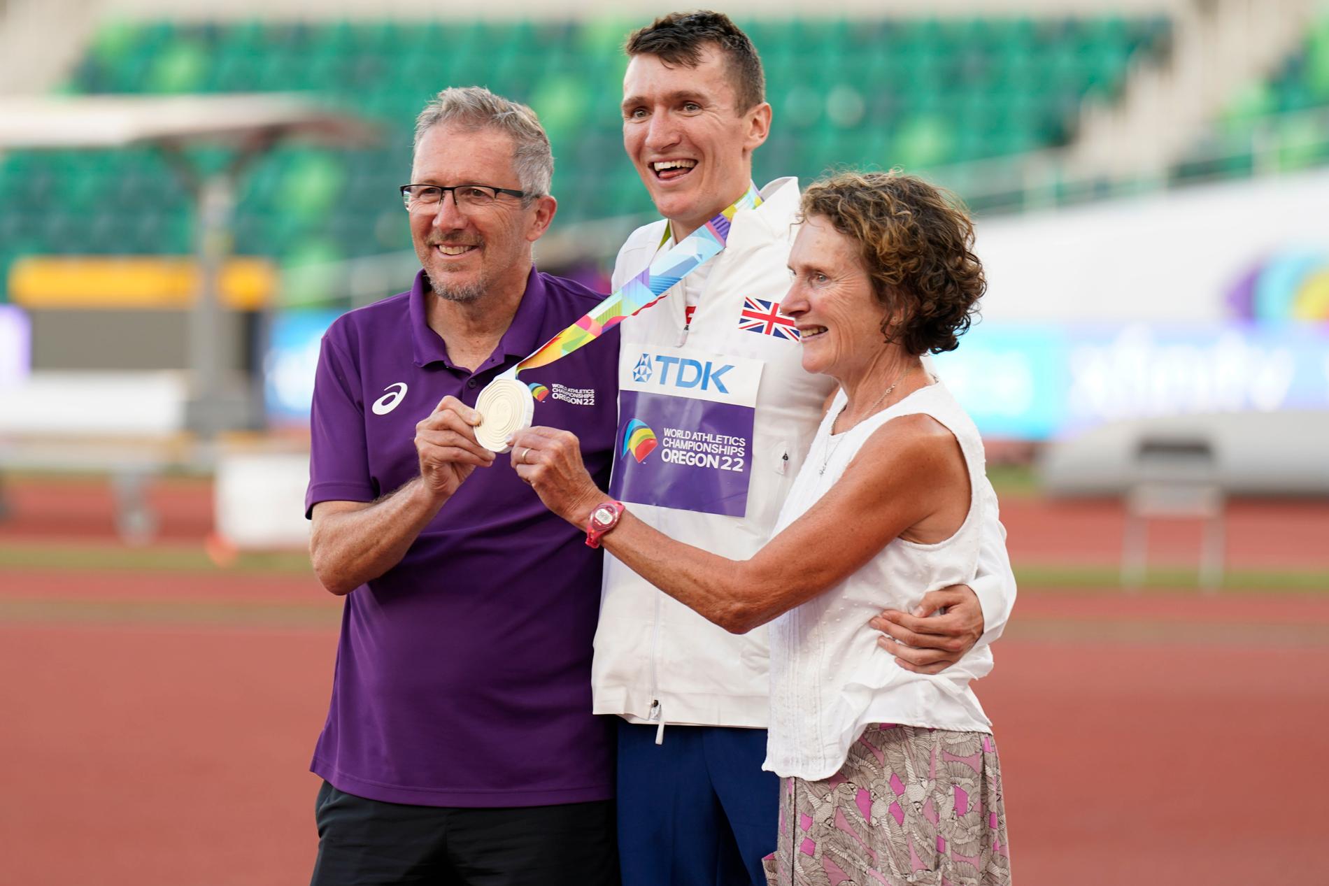 Geoff och Susan Wightman firar guldet med sin son Jake.
