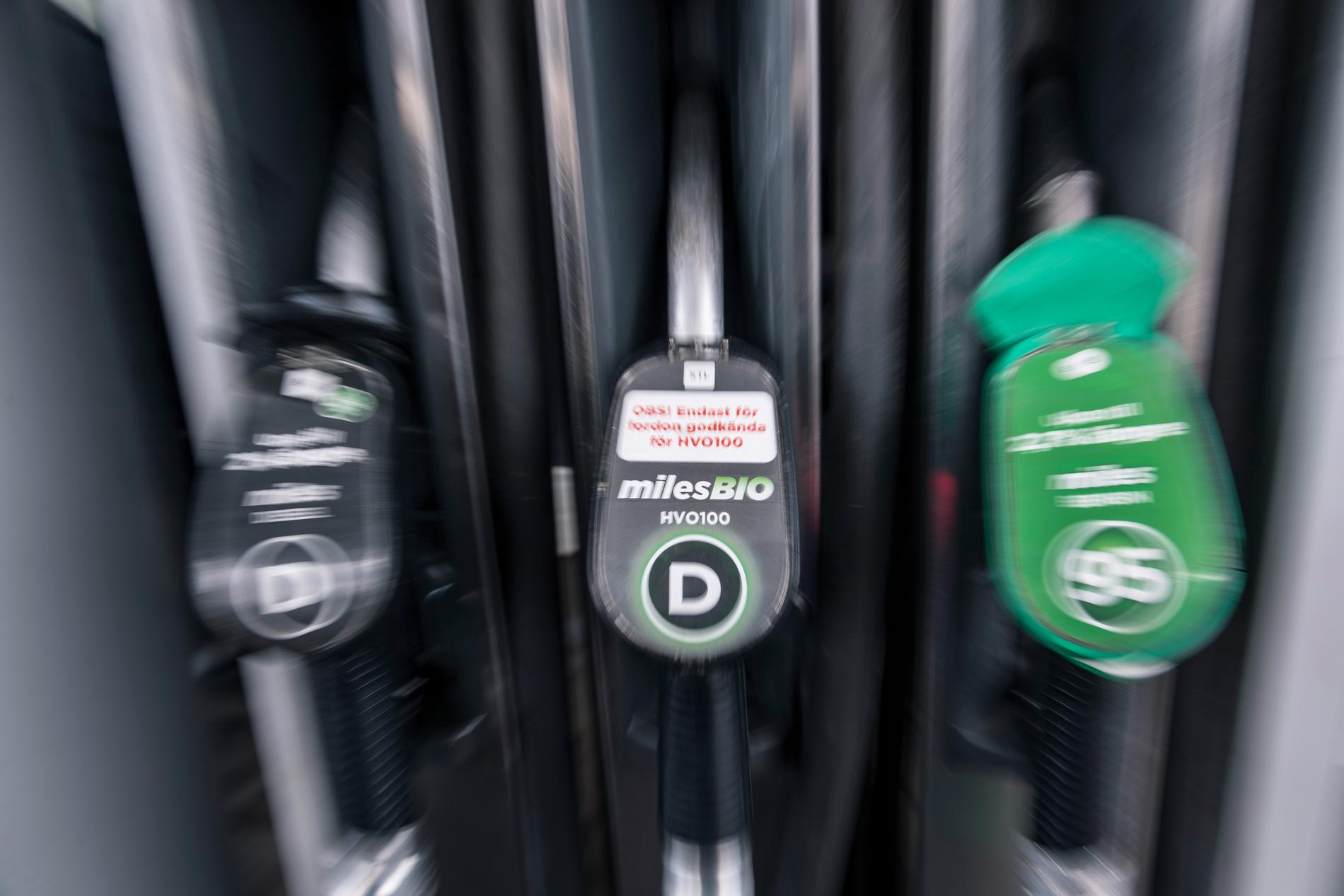 Vänsterpartiet vill att bilförare i glesbygden kompenseras för de höga bensin- och dieselpriserna.