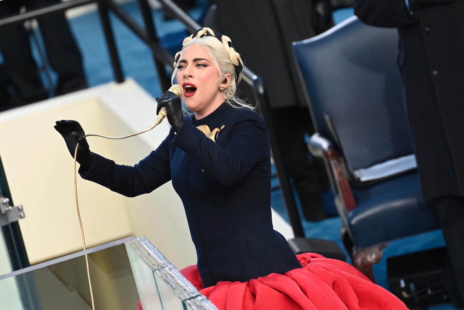 Lady Gaga sjunger den amerikanska nationalsången.
