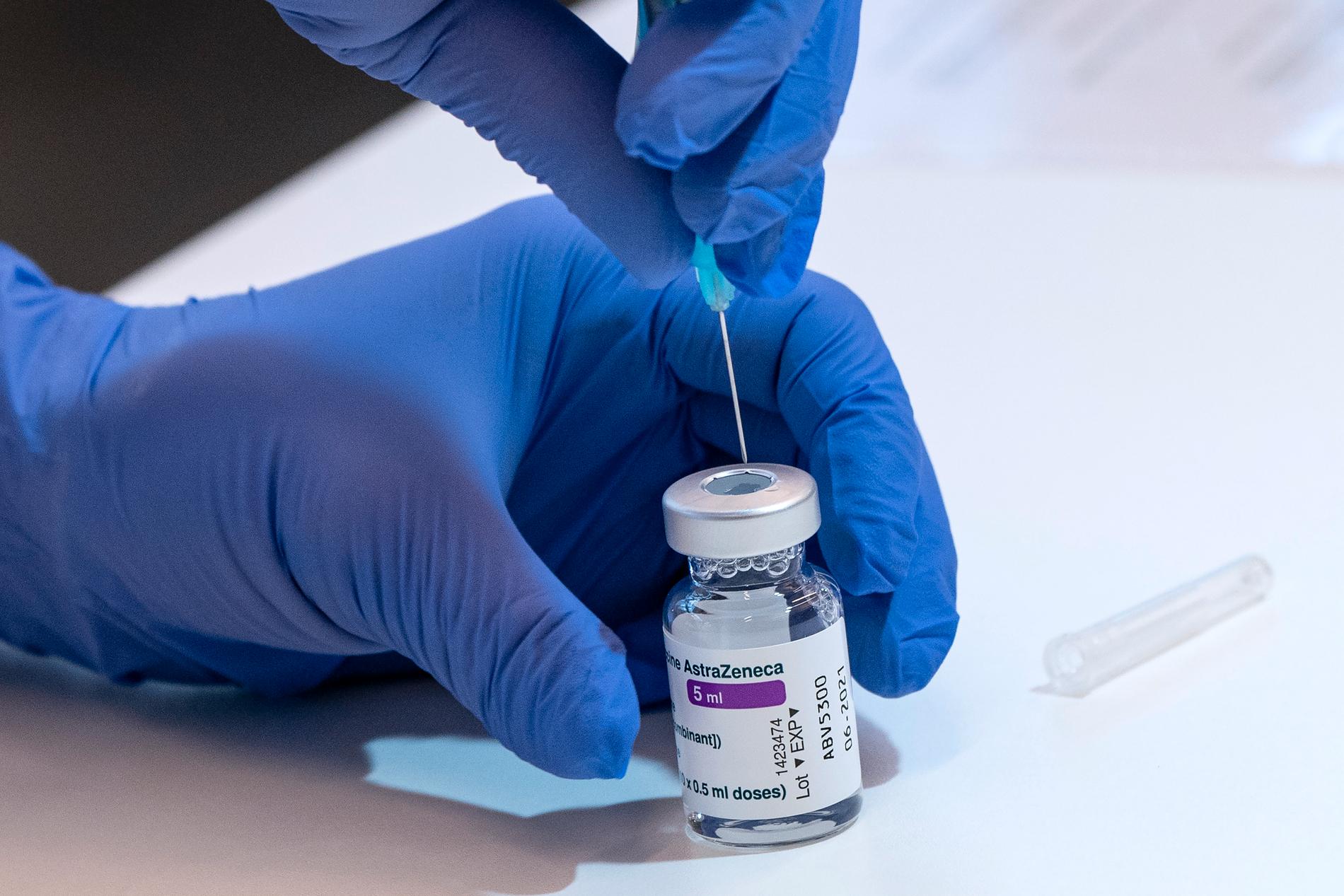 Astra Zenecas vaccin stoppas i Sverige och flera andra länder i Europa, när eventuella kopplingar till dödsfall ska utredas. 