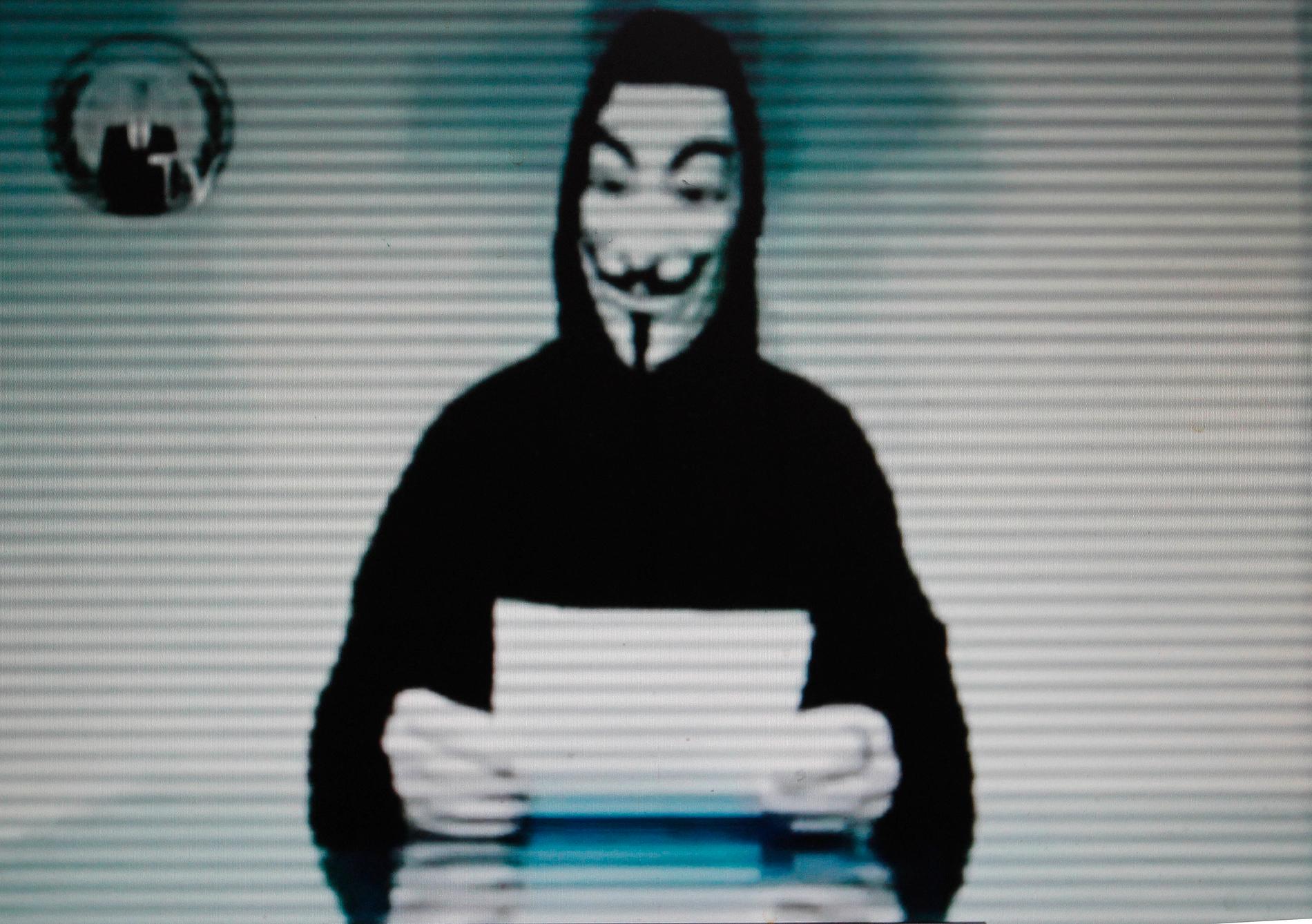 Arkivbild. Anonymouse har tidigare kommunicerat sin olika aktioner med filmer på en person i mask som läser upp budskap.