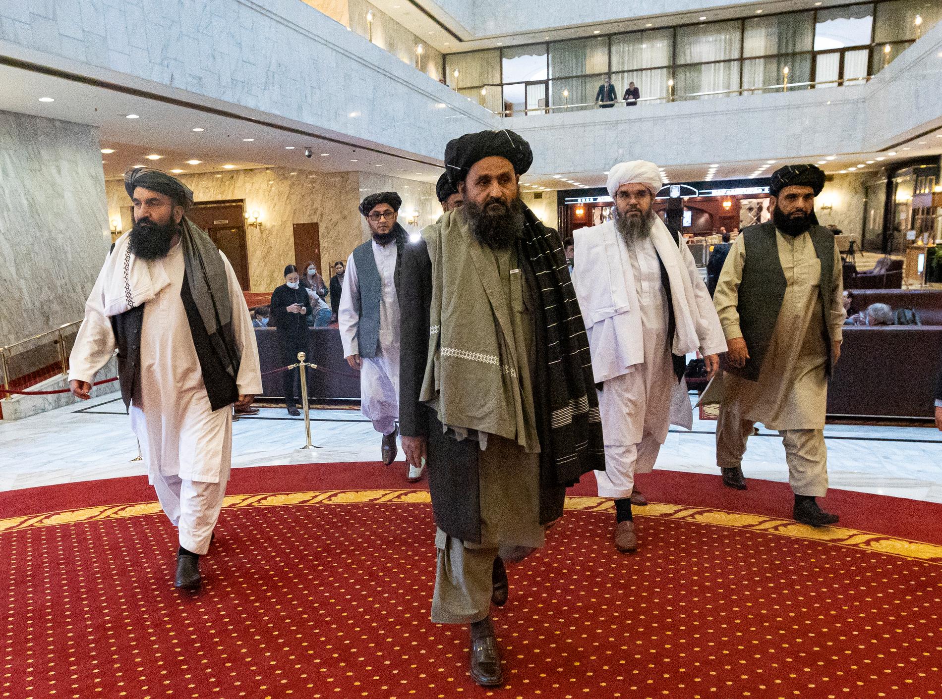 Medlemmar ur talibanernas delegation anländer till fredsförhandlingar i Rysslands huvudstad Moskva i mitten av mars i år.