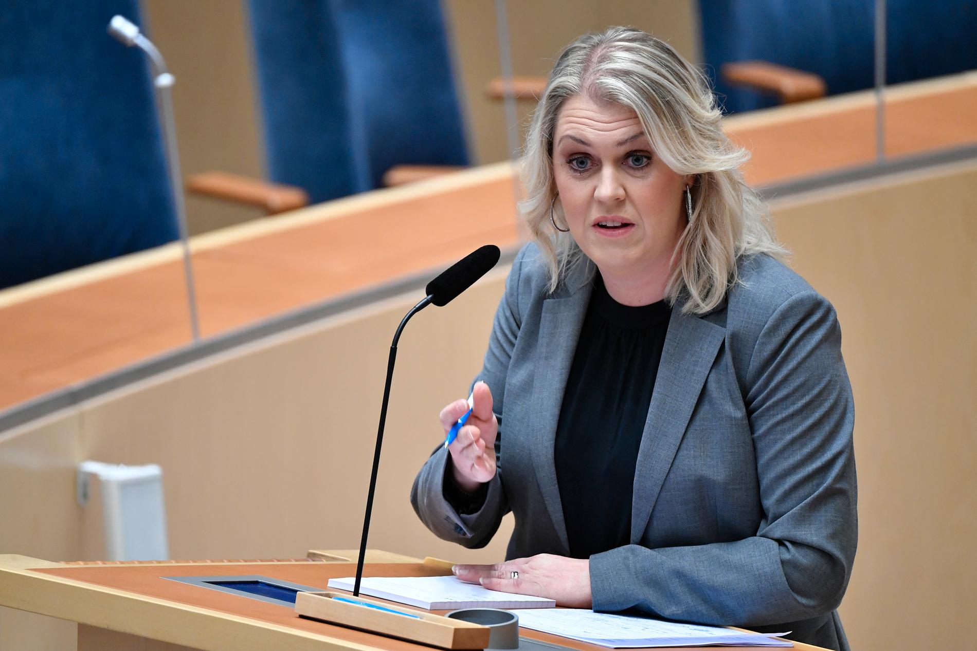 Socialminister Lena Hallengren (S) debatterar  den tillfälliga pandemilagen i riksdagen. Arkivbild.