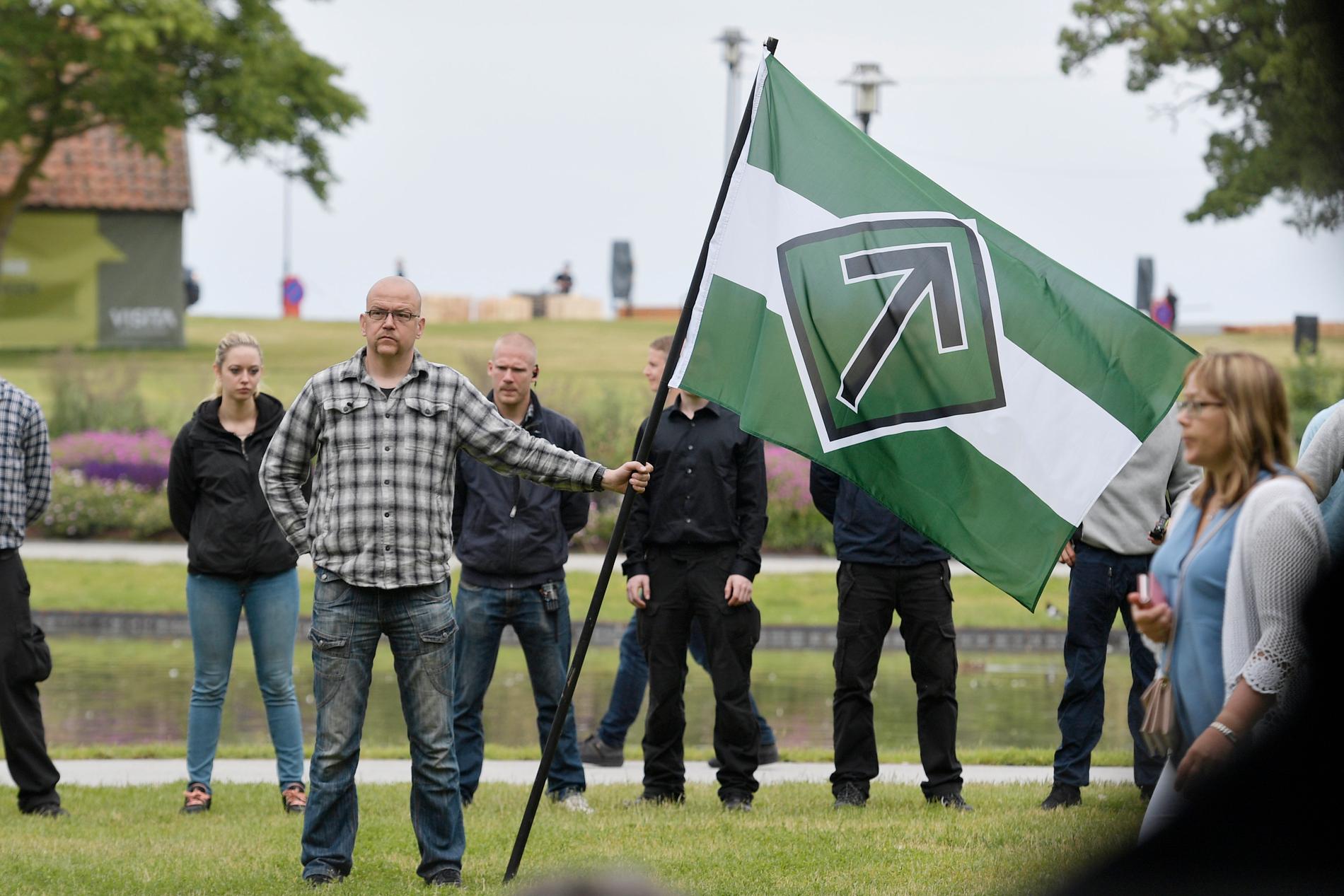 Nordiska motståndsrörelsen demonstrerar under moderaternas dag i Almedalen.