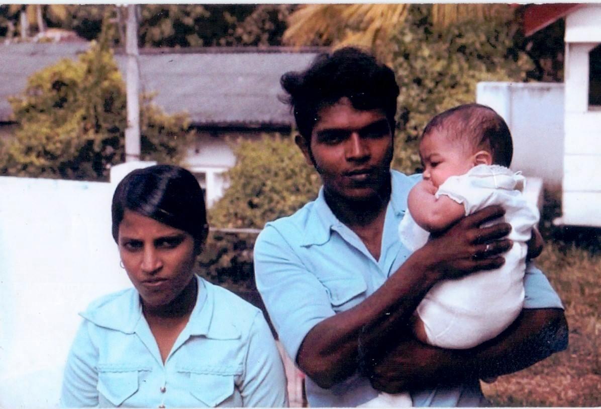 Andreas med sina biologiska föräldrar Kalyani och Sunil utanför barnhemmet.