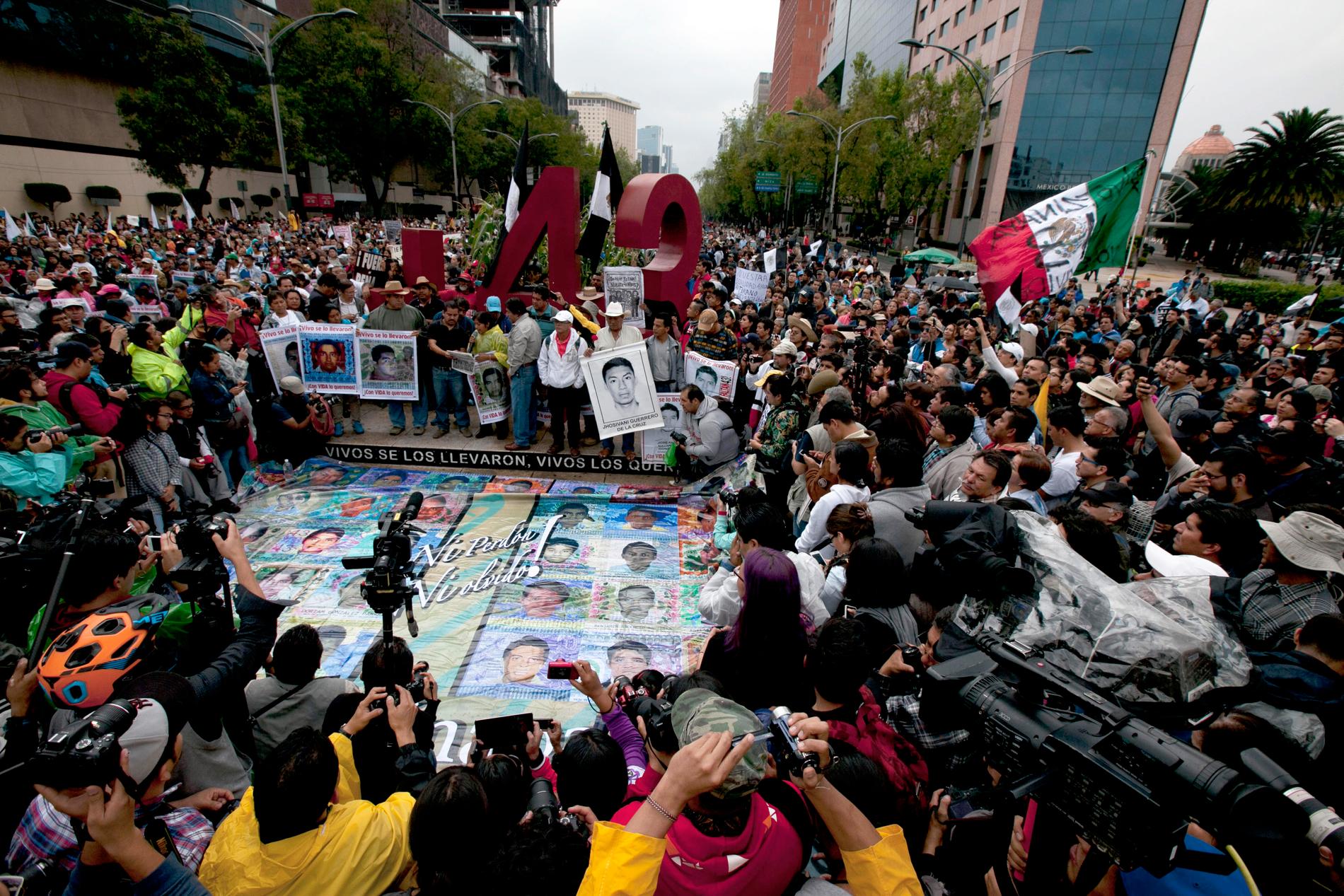 Föräldrar och klasskamrater till de försvunna lärarstudenterna under en manifestation i april 2015 vid ett monument till deras minne i Mexico City. Arkivbild.