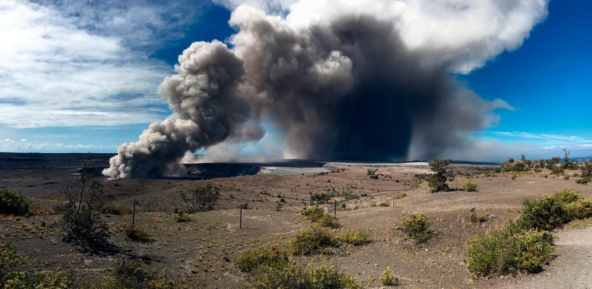 Askmolnet stiger från vulkanen Kilauea.