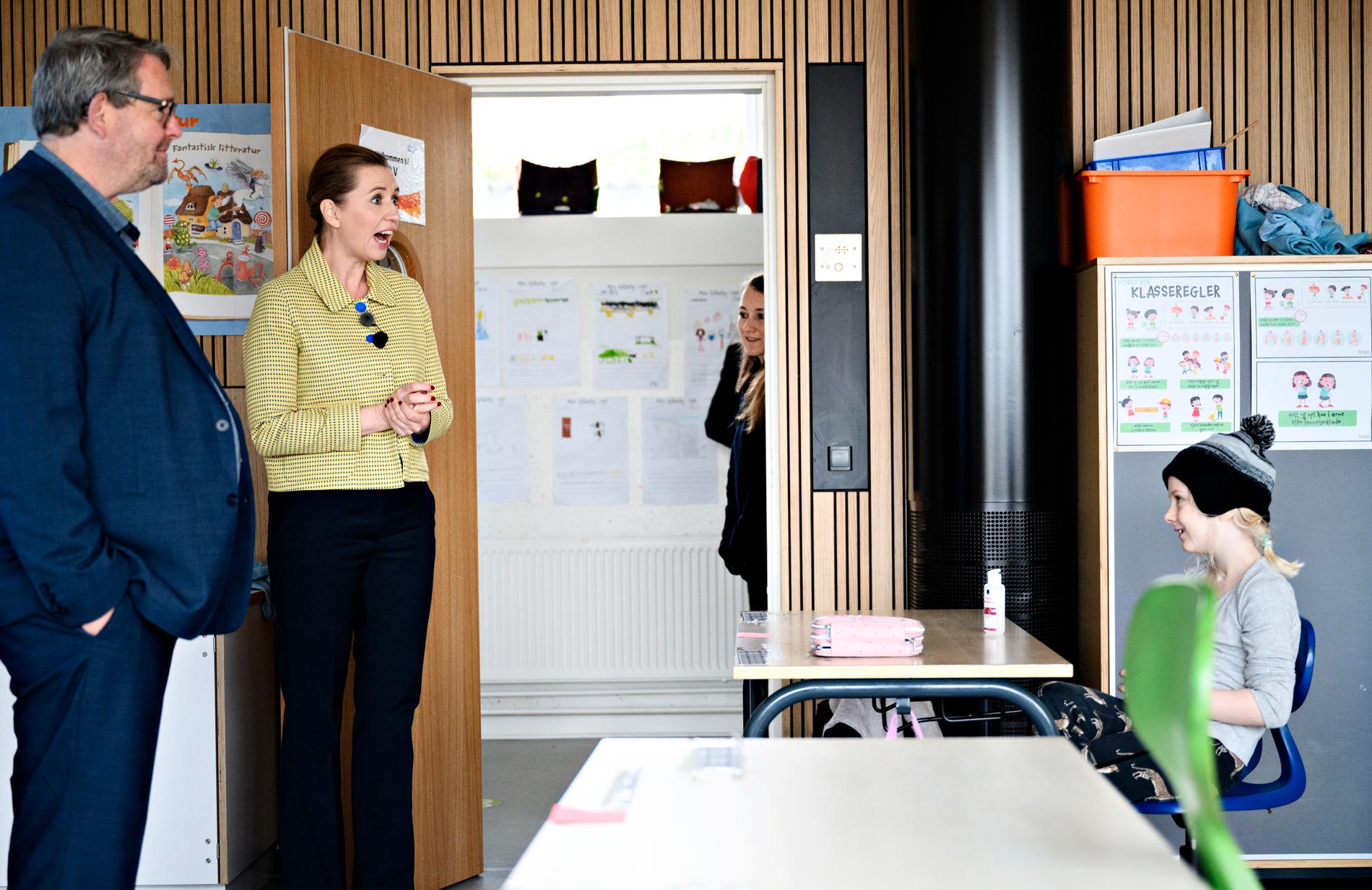 Under onsdagen öppnade Danmark en del av sina skolor för de yngsta eleverna och statsminister Mette Frederiksen (S) besökte en skola i Köpenhamn.