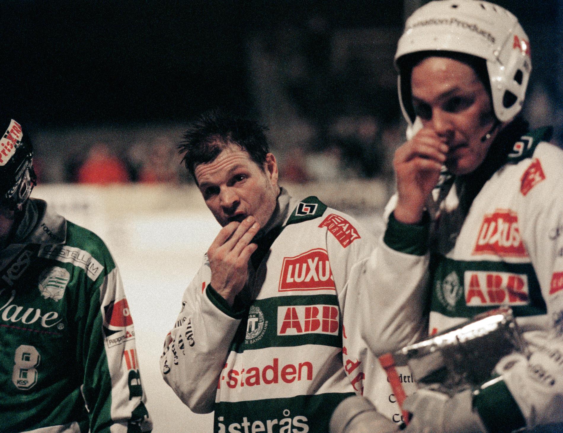 Fosshaug och Michael Carlsson deppar efter en förlust mot Hammarby 1999.