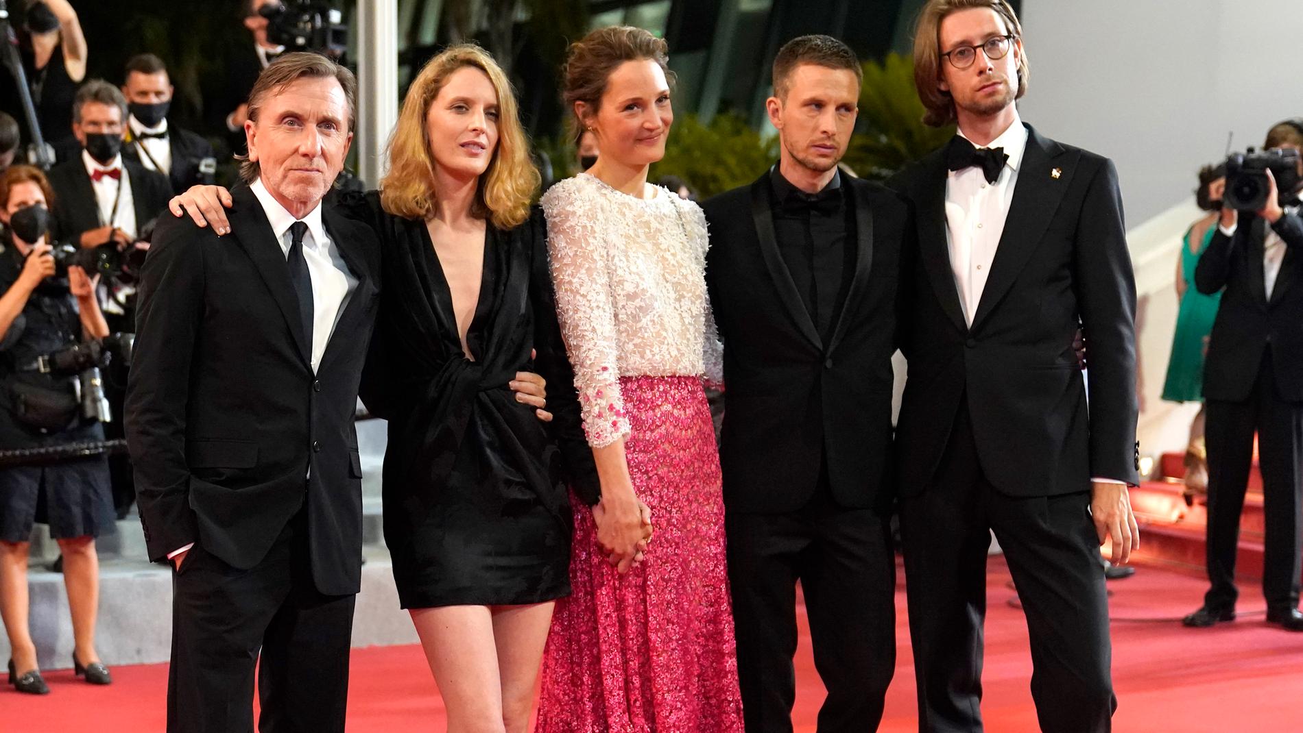 "Bergman Island" har haft världspremiär i Cannes. Från vänster: Tim Roth, regissören Mia Hansen-Løve, Vicky Krieps, Anders Danielsen Lie och Hampus Nordenson.