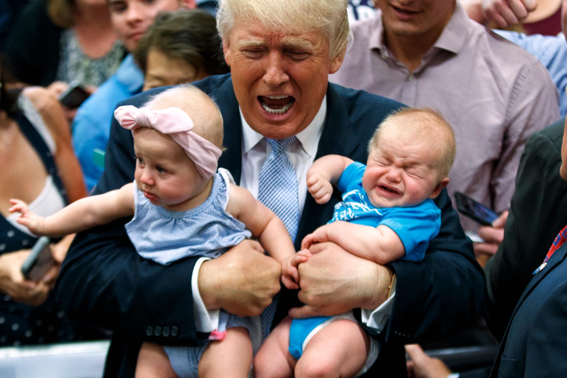 Trump kampanjar i Colorado och passar på att hålla sina supportrars bebisar.