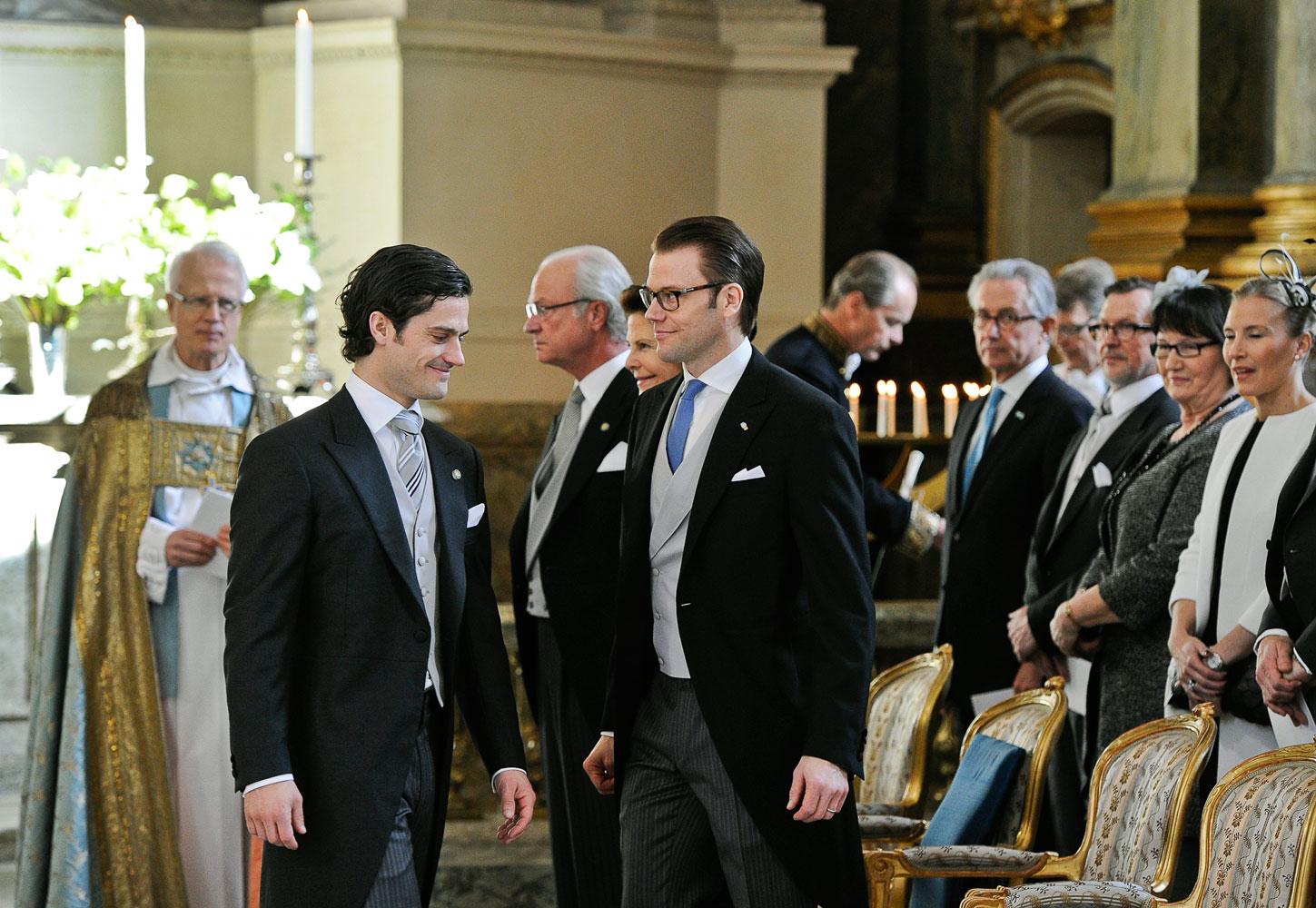 Prins Carl Philip och prins Daniel gör sig redo för gudstjänsten i Slottskyrkan.
