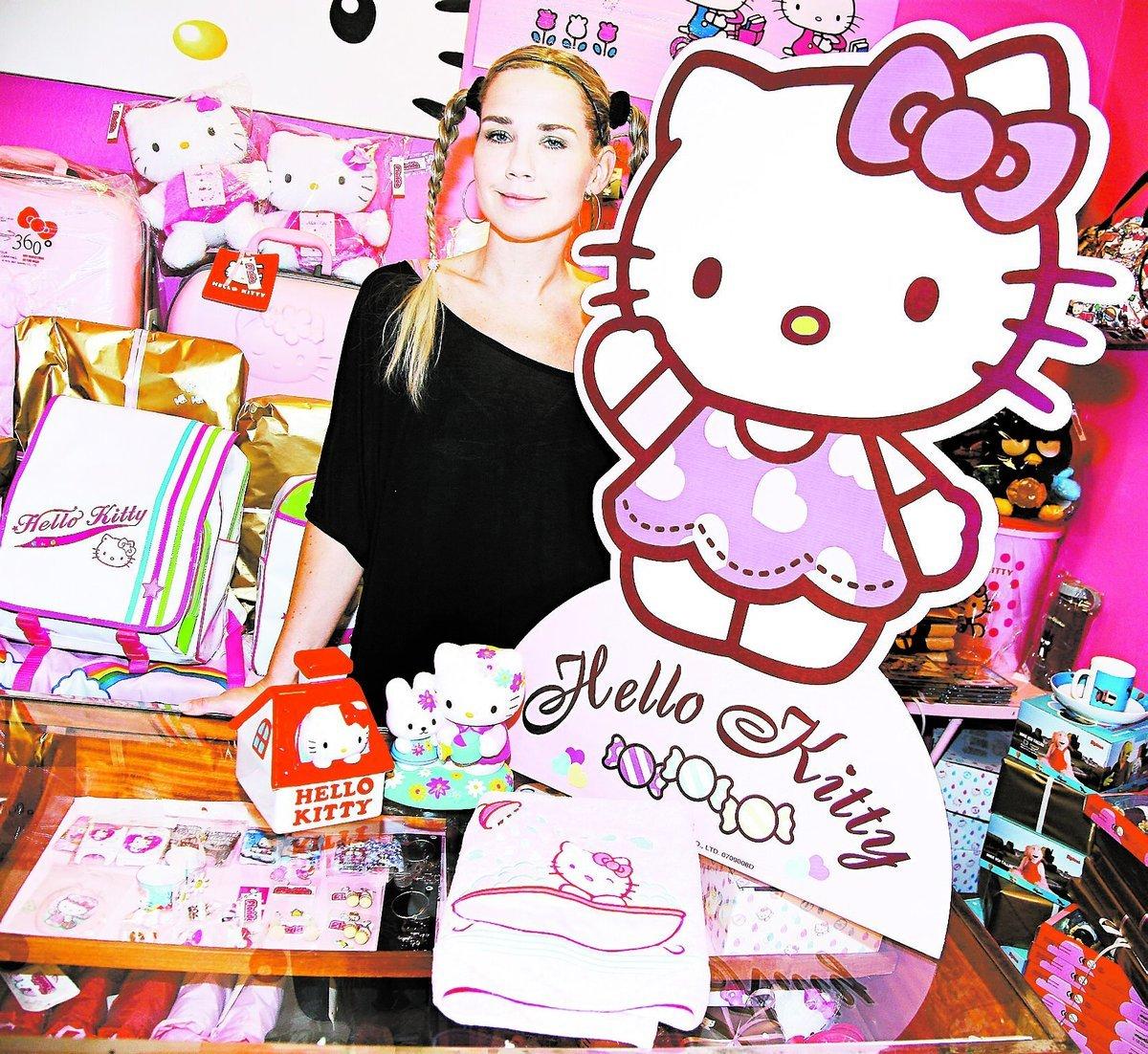 kattfnatt Jessica Lindberg förälskade sig i kattfiguren redan 1978. Nu driver hon en egen Hello Kitty-butik i Stockholm.