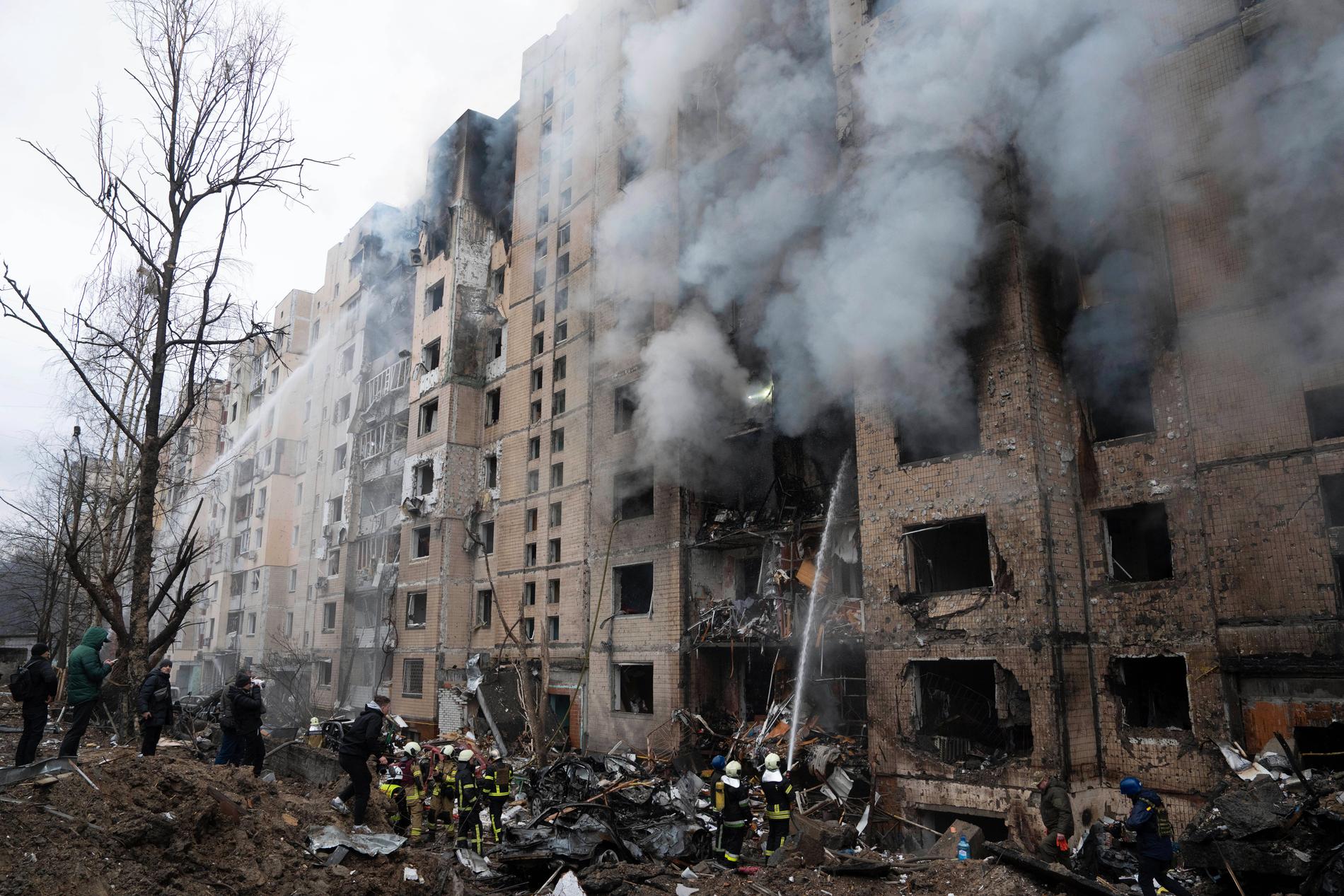 Räddningstjänst på plats efter rysk attack i Kiev. 